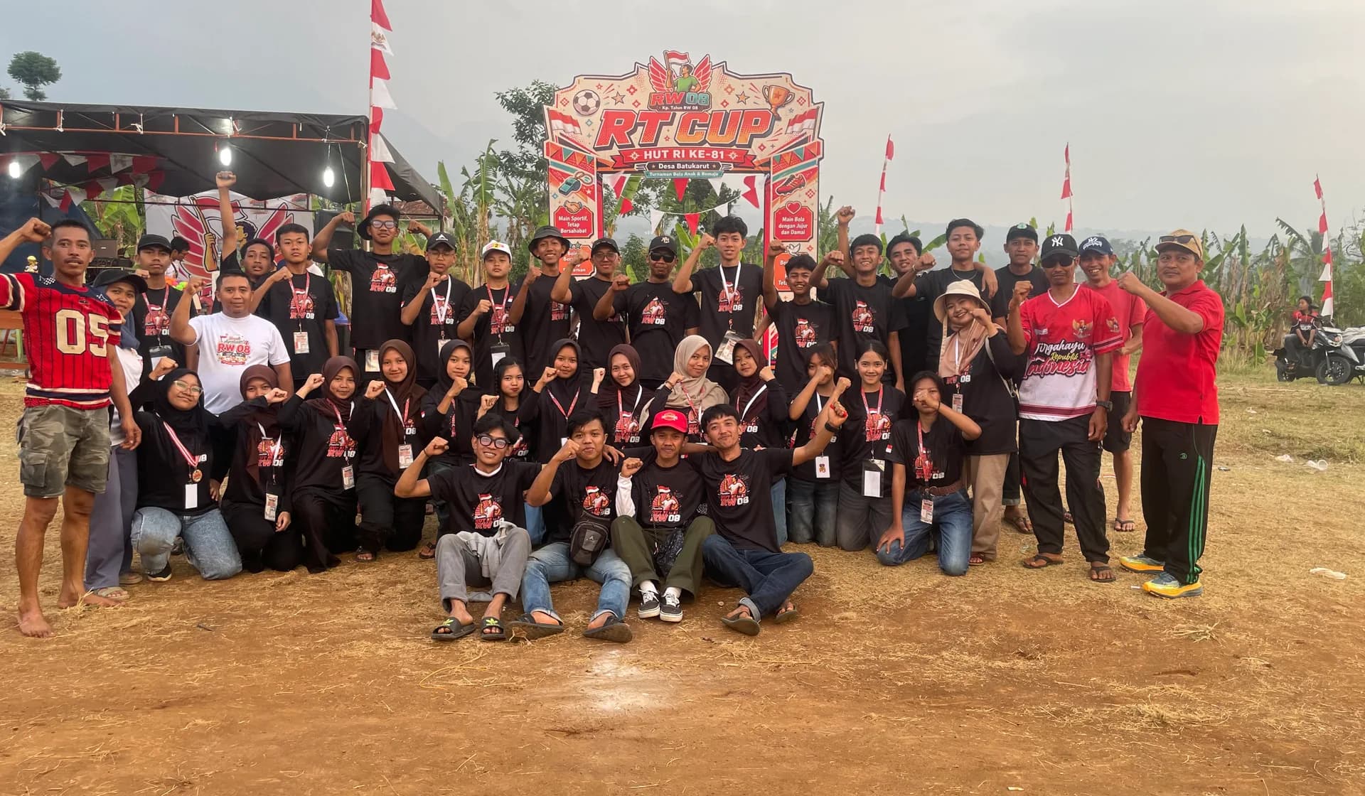 Panitia dan pemuda Karang Taruna RW 08 Kp. Talun berfoto bersama di depan gerbang RT Cup HUT RI ke-81.